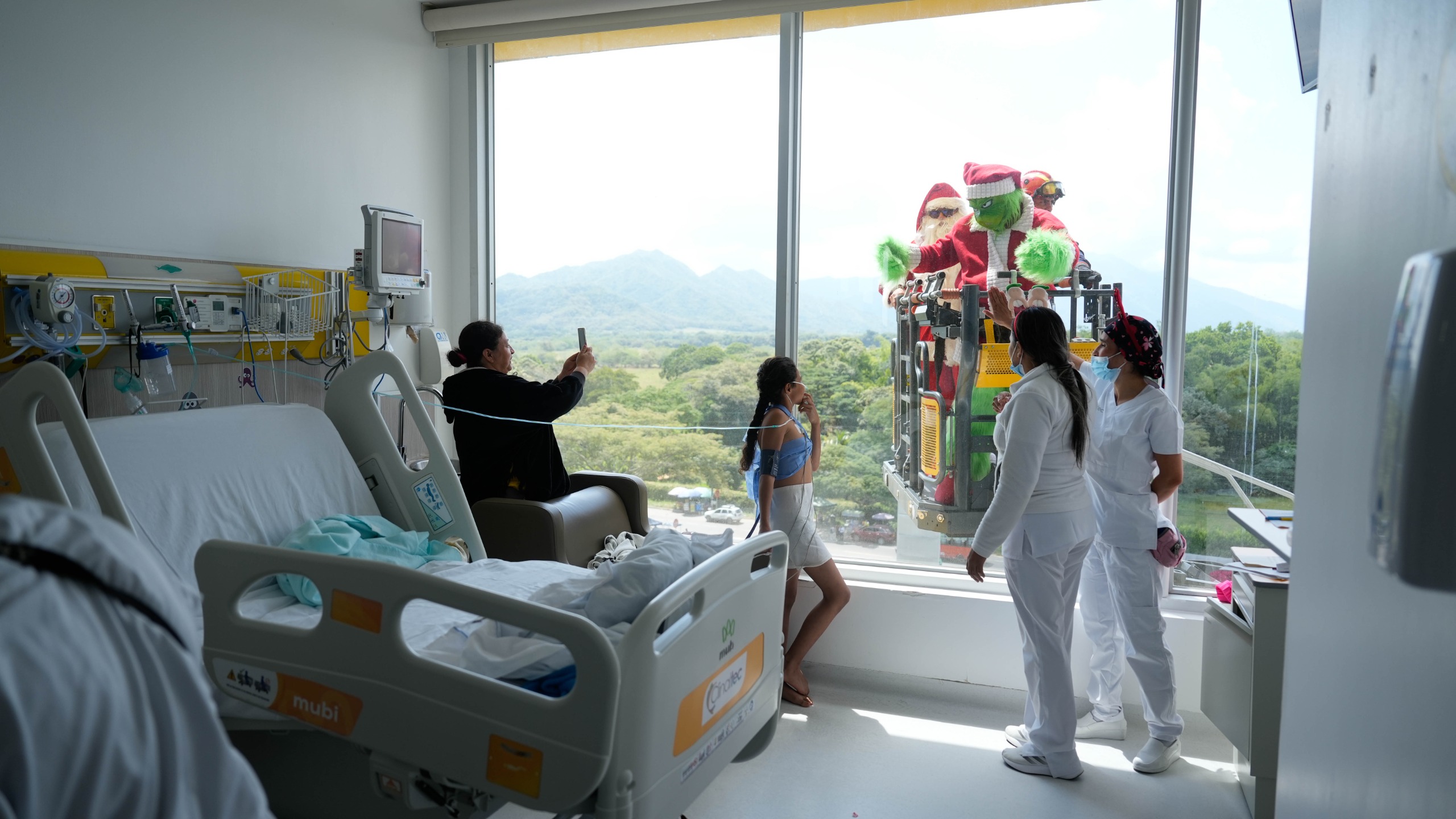 Regalos, sonrisas y fe: jornada navideña de la Alcaldía y bomberos en Clinaltec 1