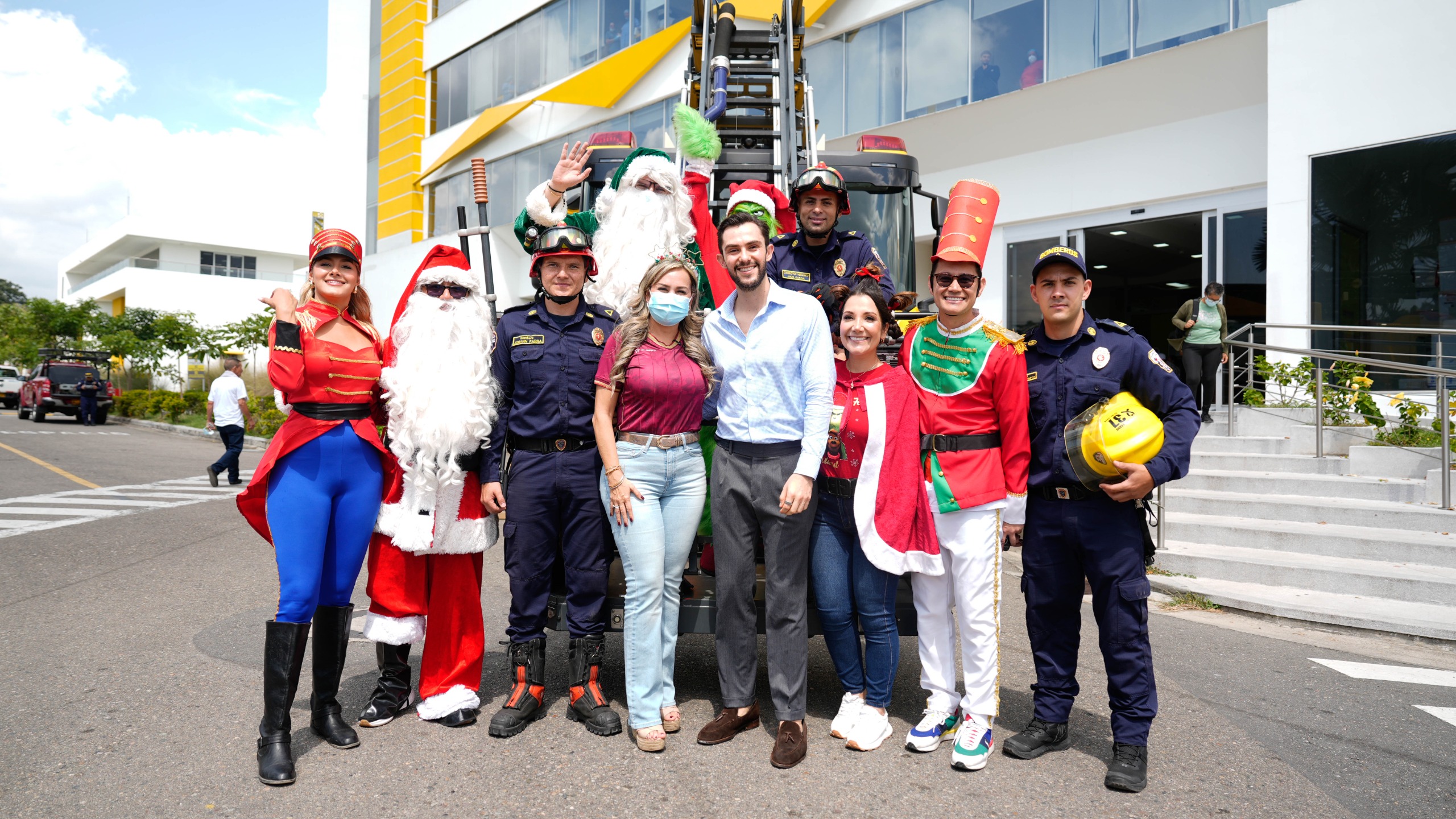 Regalos, sonrisas y fe: jornada navideña de la Alcaldía y bomberos en Clinaltec 6