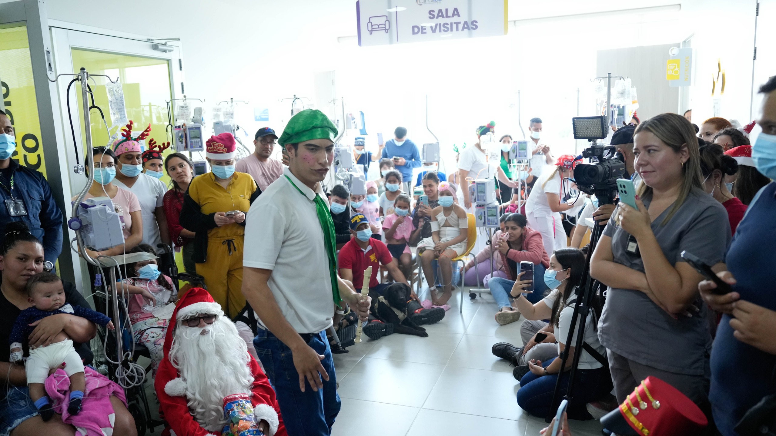 Regalos, sonrisas y fe: jornada navideña de la Alcaldía y bomberos en Clinaltec 5