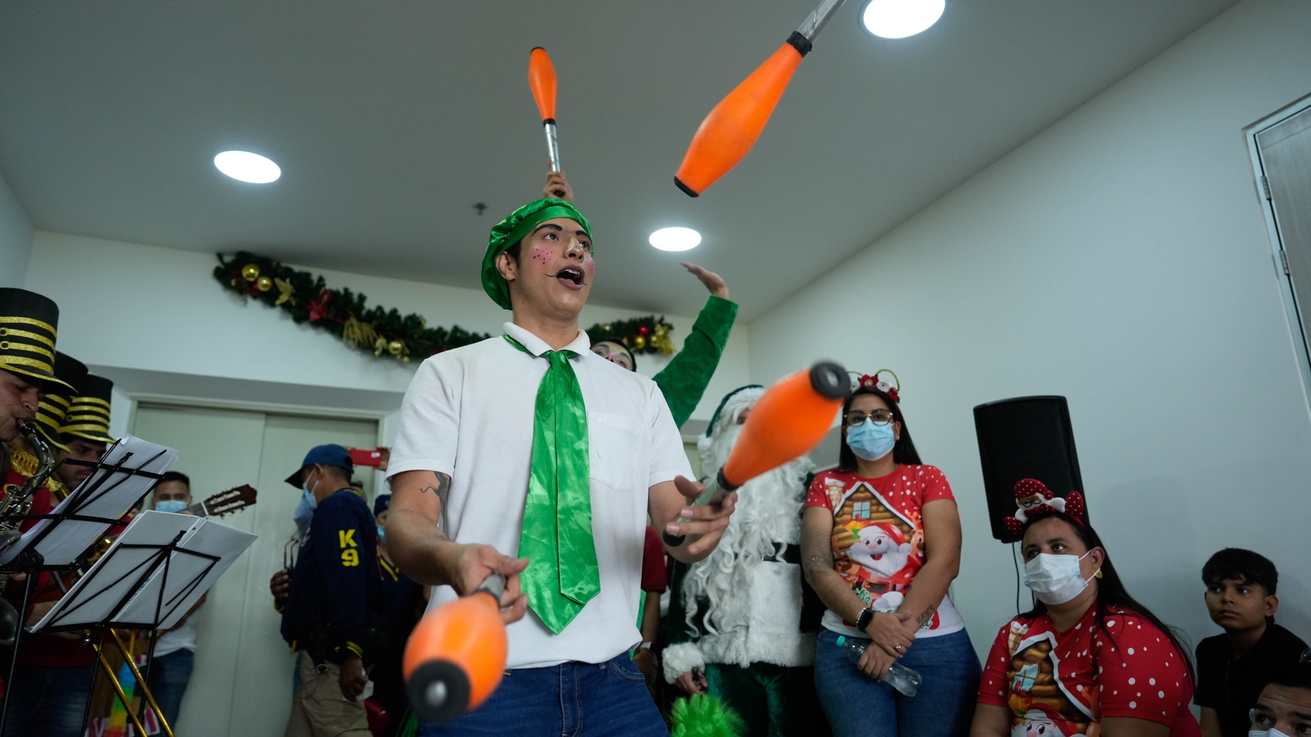 Regalos, sonrisas y fe: jornada navideña de la Alcaldía y bomberos en Clinaltec 4