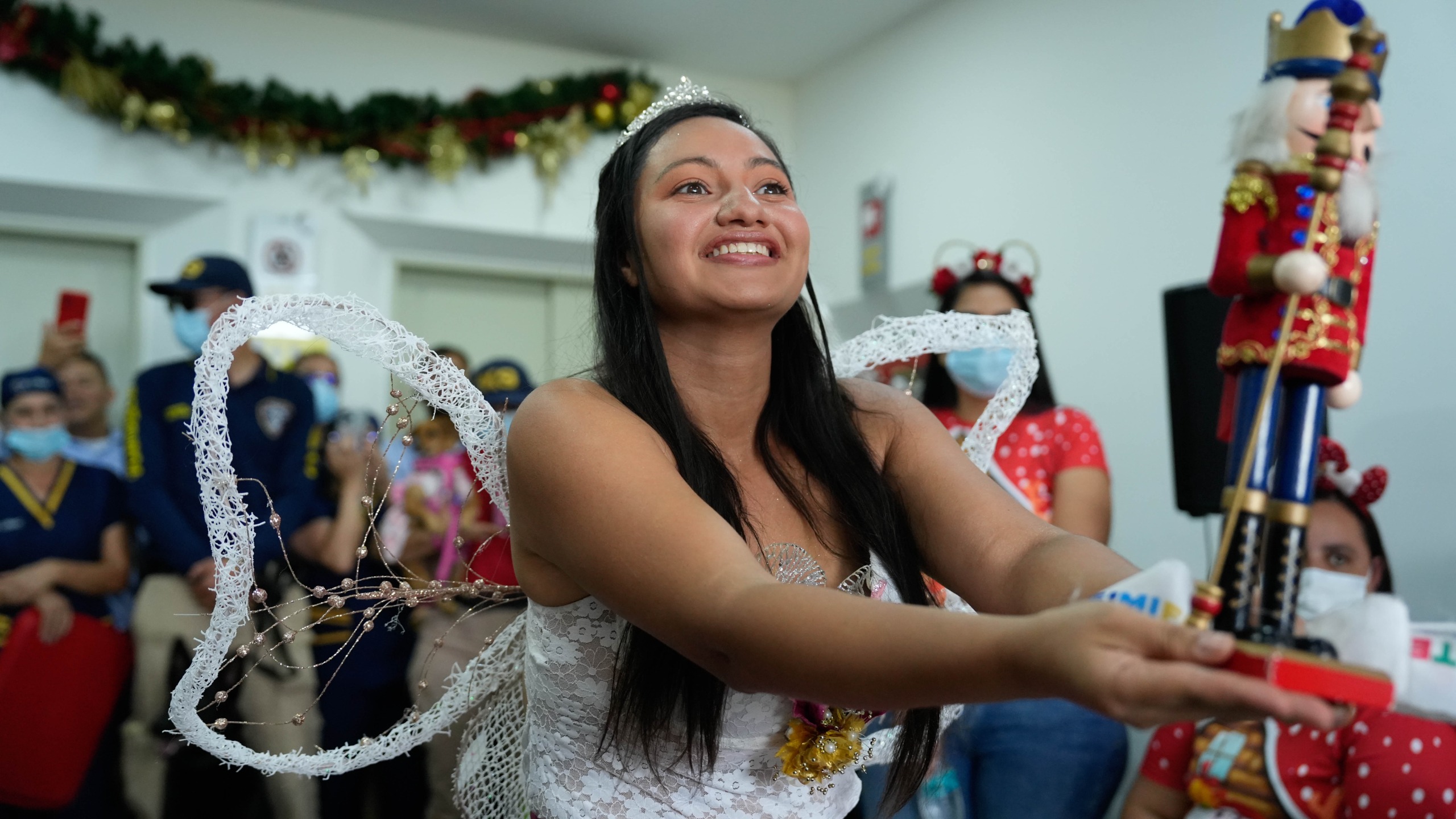 Regalos, sonrisas y fe: jornada navideña de la Alcaldía y bomberos en Clinaltec 2