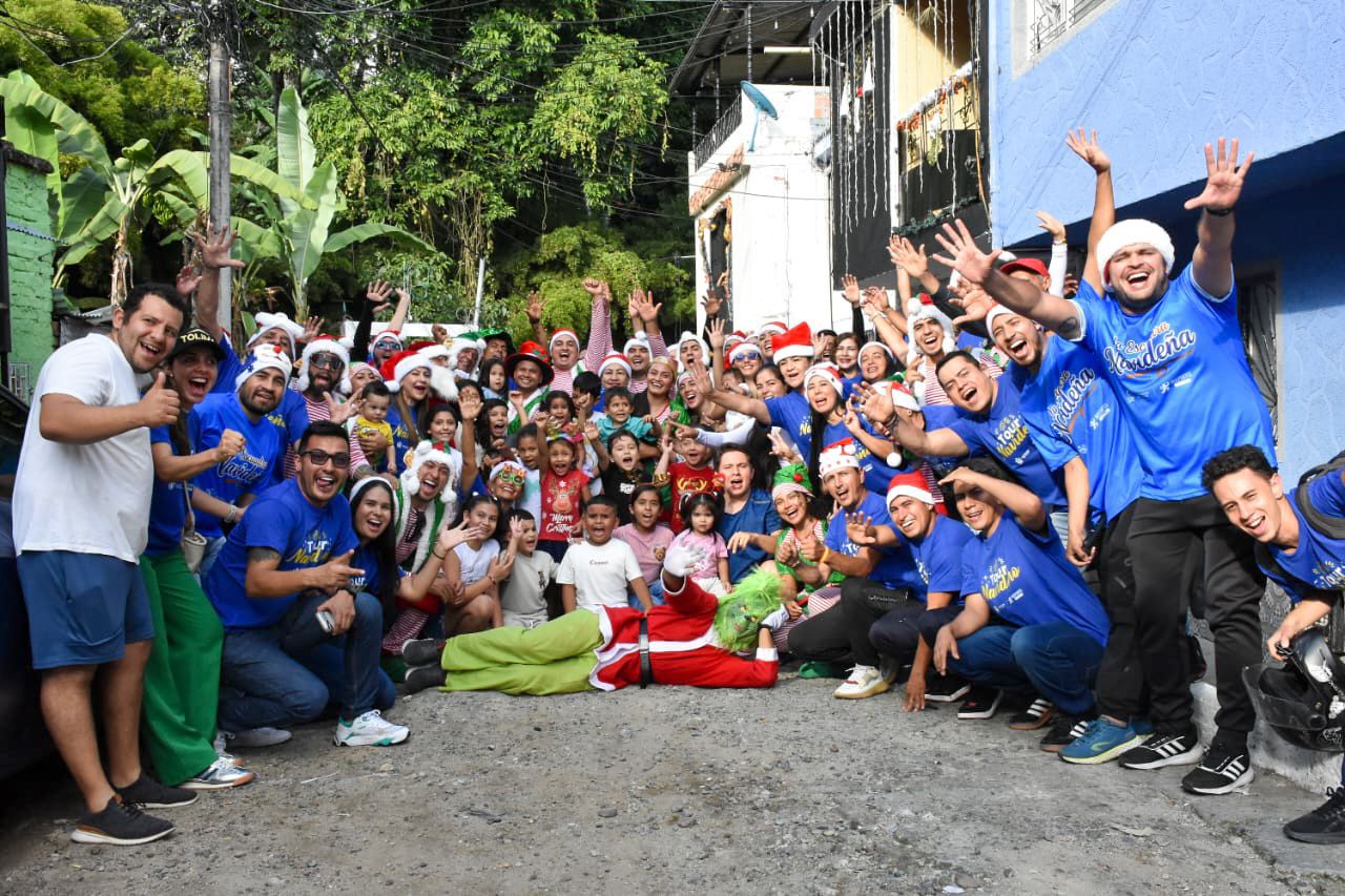 A los Barrios Inem y Viña de Calambeo llegó la magia del Tour Navideño 3