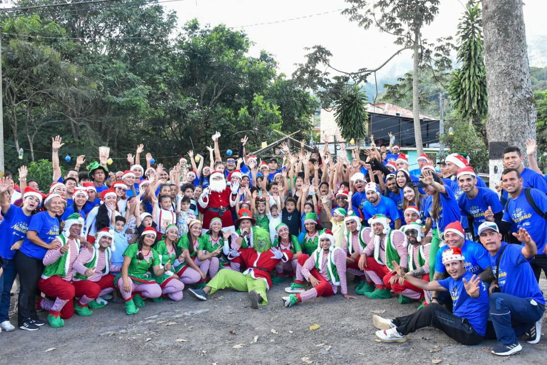 A los Barrios Inem y Viña de Calambeo llegó la magia del Tour Navideño 2