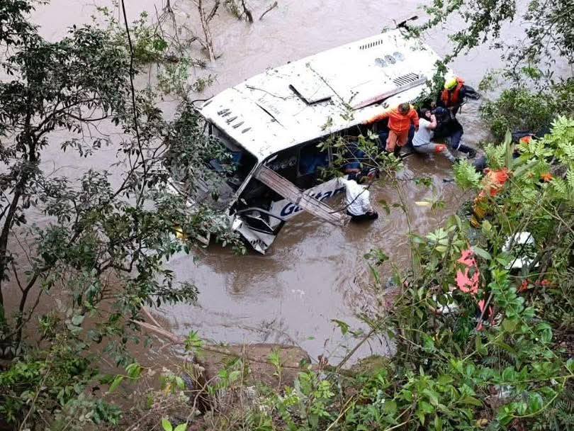 Bus de servicio intermunicipal cayó al Magdalena en la Ruta a Timaná: 18 personas resultaron lesionadas 1