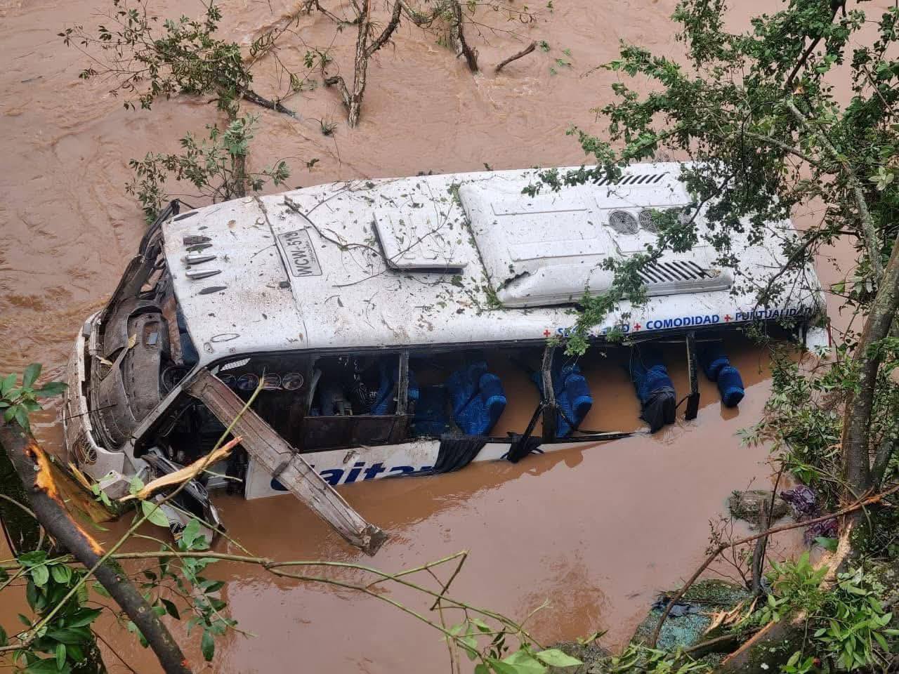 Bus de servicio intermunicipal cayó al Magdalena en la Ruta a Timaná: 18 personas resultaron lesionadas 7