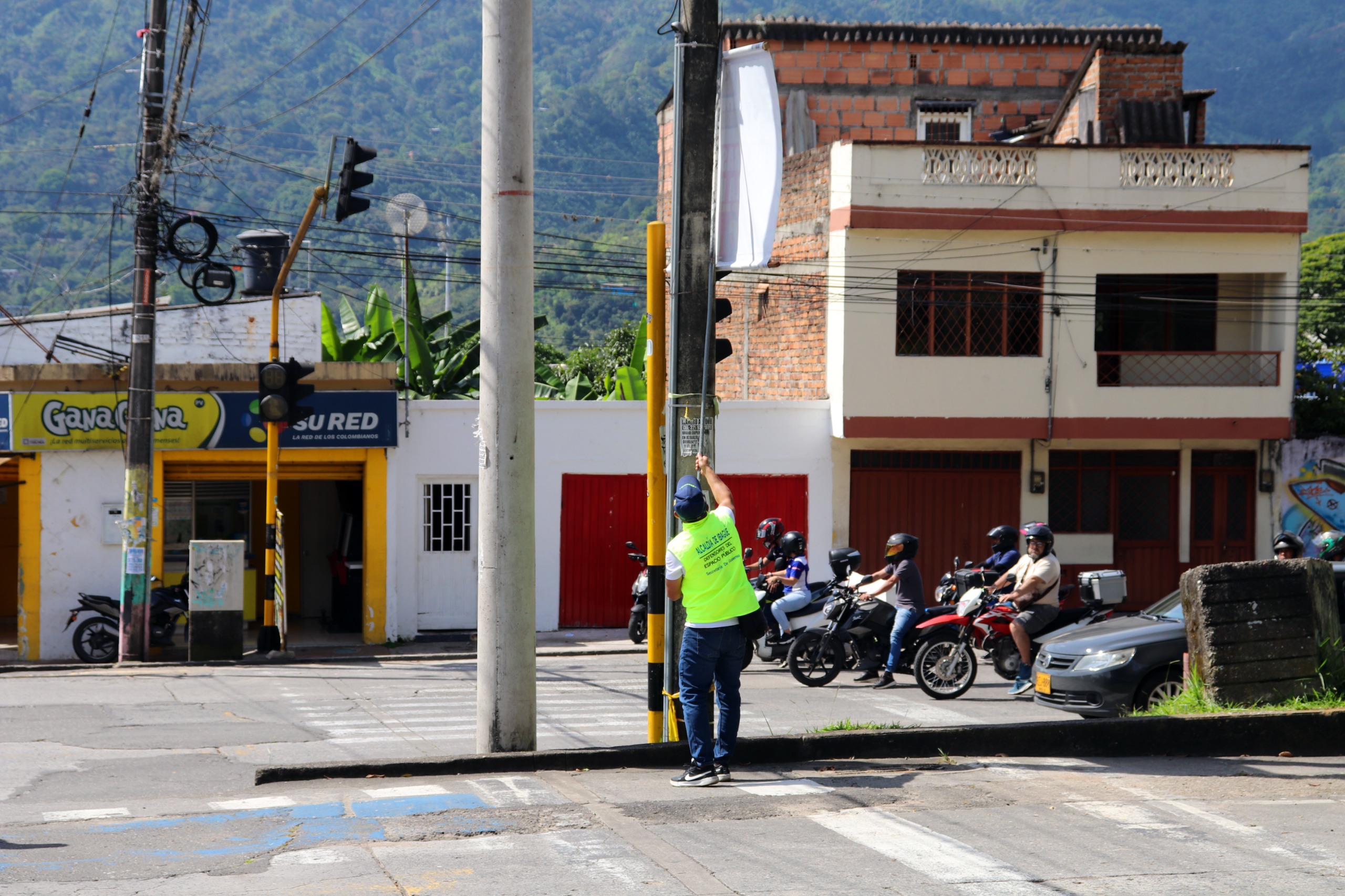 Ibagué le pone freno a la propaganda ilegal: retirados 111 pendones y pasacalles 4