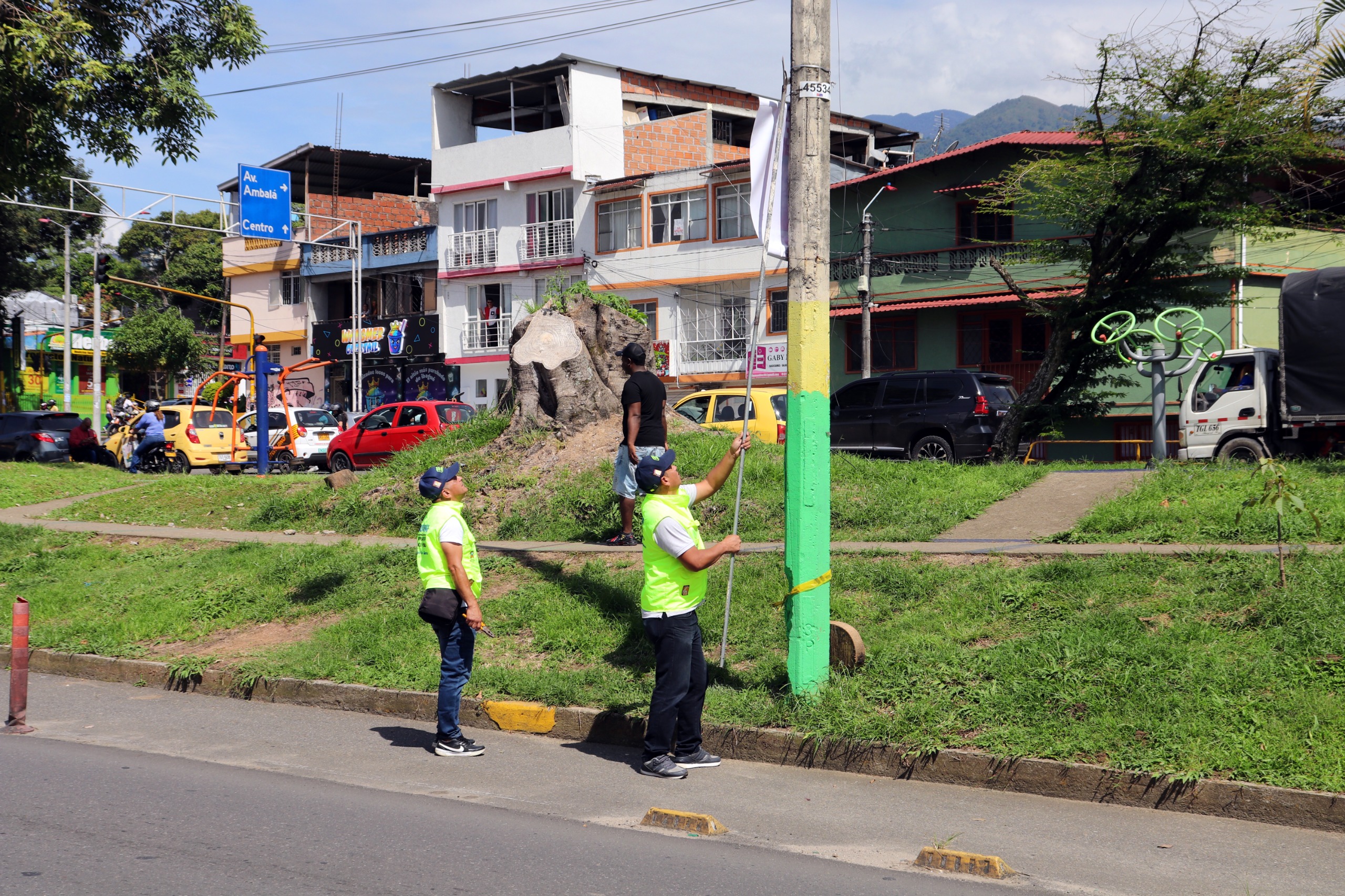 Ibagué le pone freno a la propaganda ilegal: retirados 111 pendones y pasacalles 2