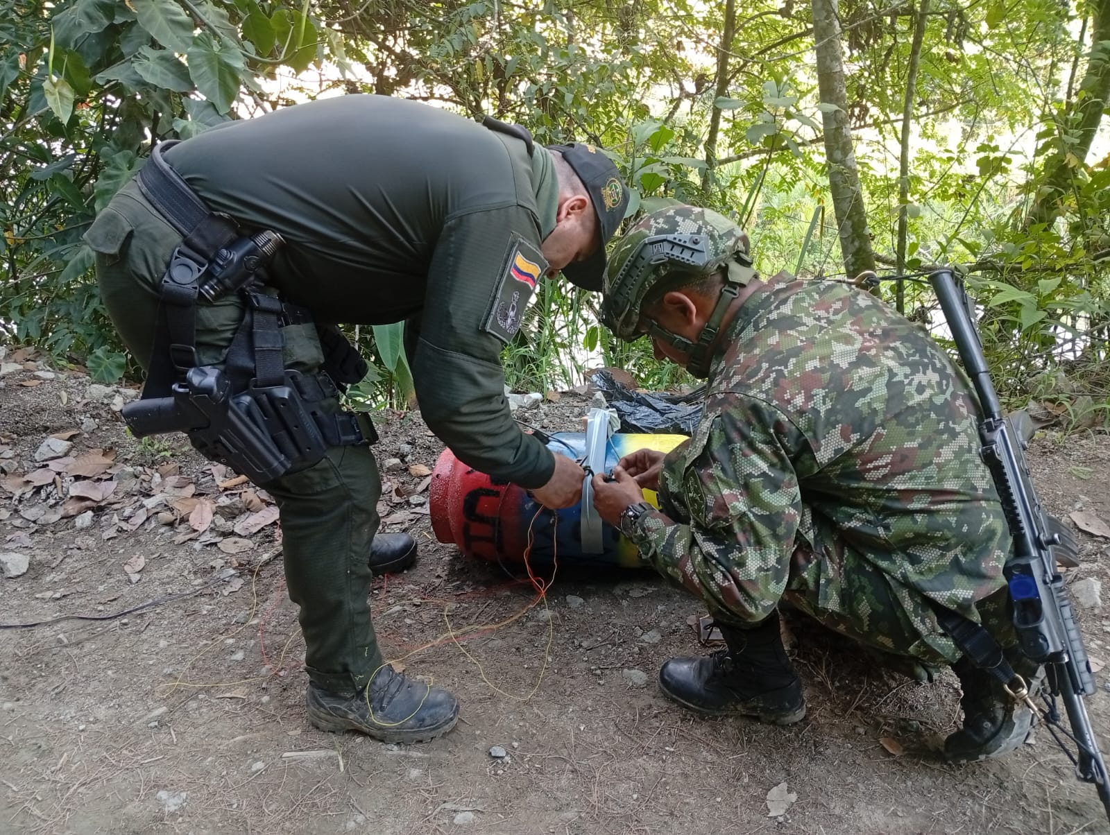 Un cilindro bomba en la vía: Ejército frustró atentado en zona rural de Rioblanco, Tolima 1