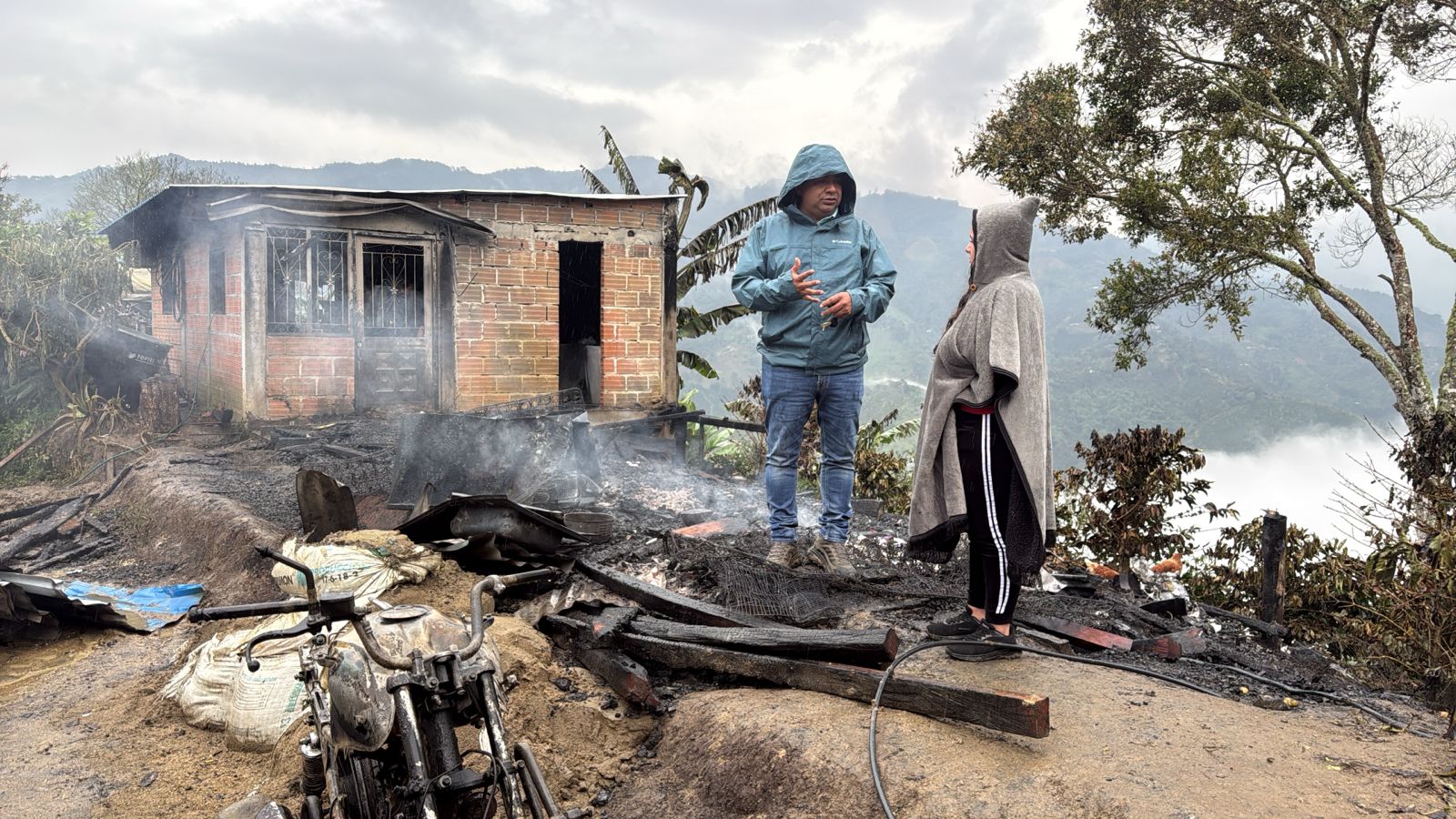 Incendio arrasa vivienda rural en Balcones: familia lo pierde todo y ...