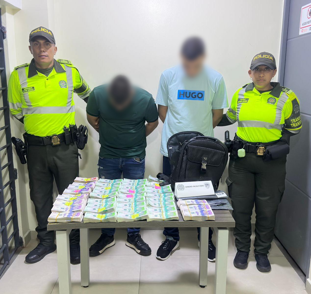 ¡Sorpresa en carretera! Capturan a dos hombres que llevaban $380 millones en efectivo 1