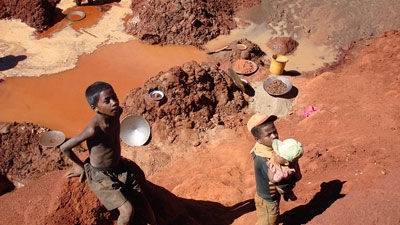 “Hay niños de hasta 3 años viviendo en cambuches”: alcalde de Ataco alerta por presencia de menores en zonas de minería ilegal 1