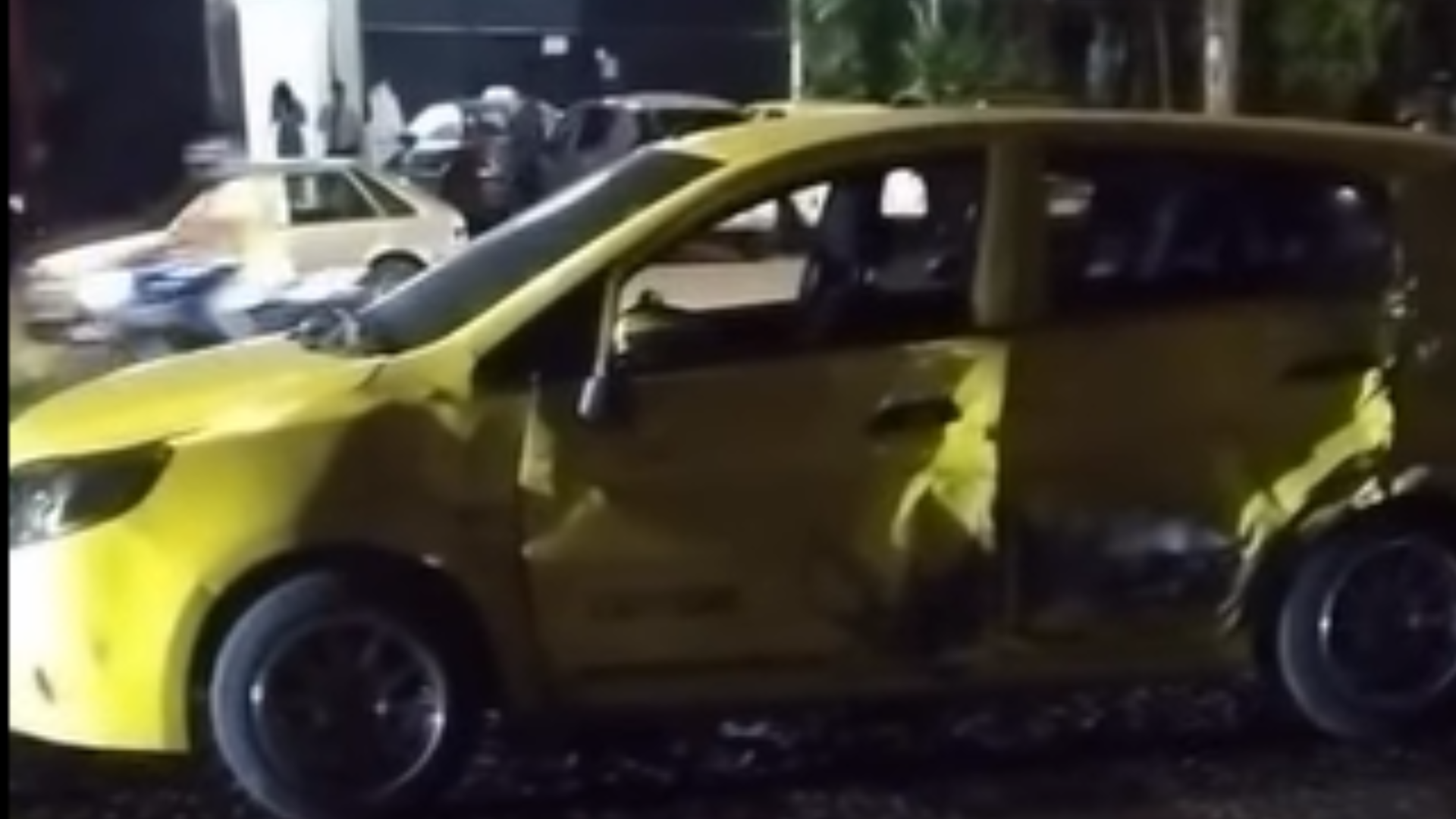 Taxista intentó adelantar y terminó arrastrado por un carrotanque en Mirolindo 23