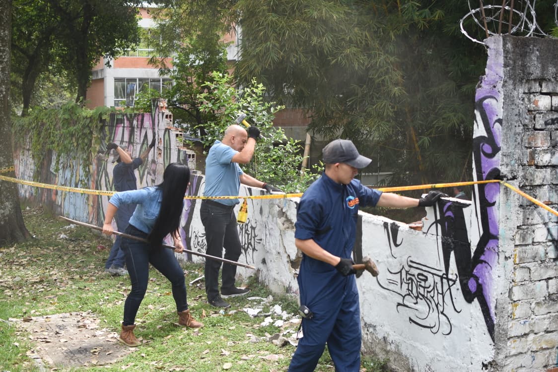 Alcaldía de Ibagué inició demolición parcial de muro en I. E. La Sagrada Familia 1