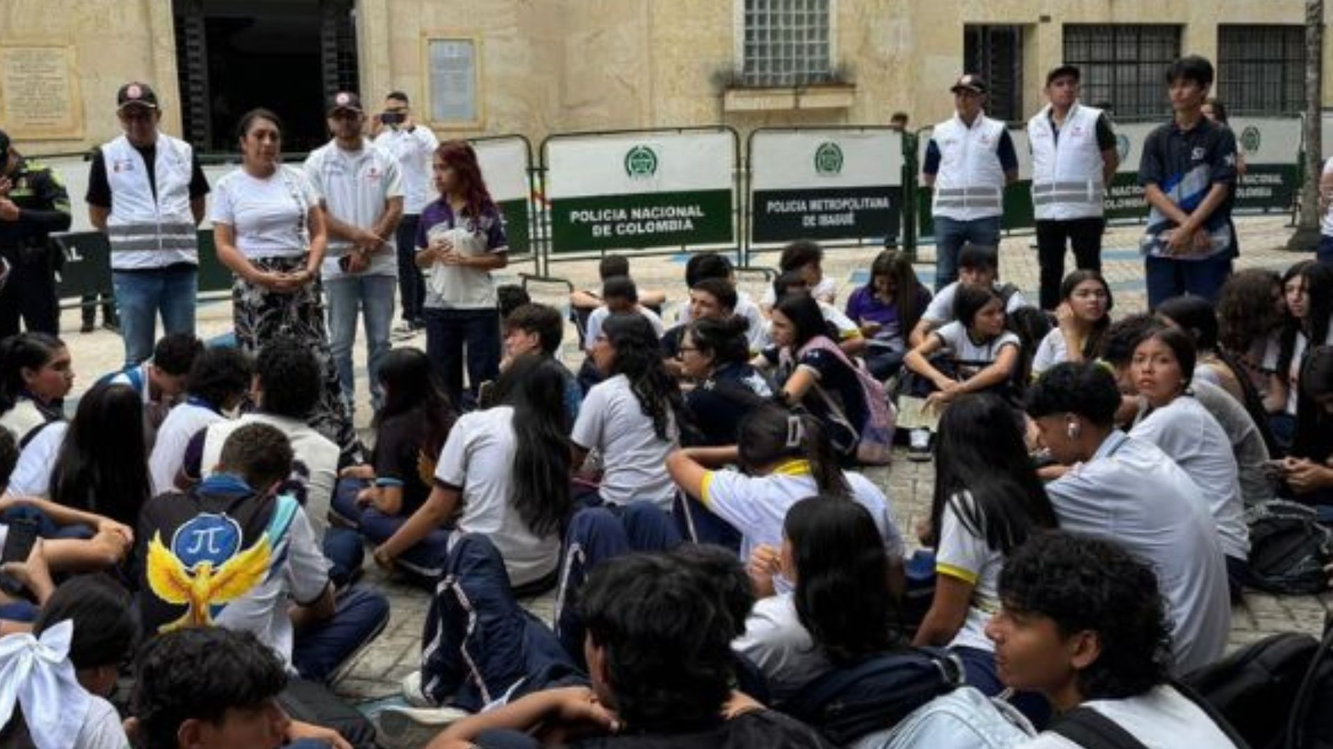 “Esperamos que esta vez sí se cumpla”: estudiantes de La Sagrada Familia celebran acuerdo para intervenir muro en riesgo 1