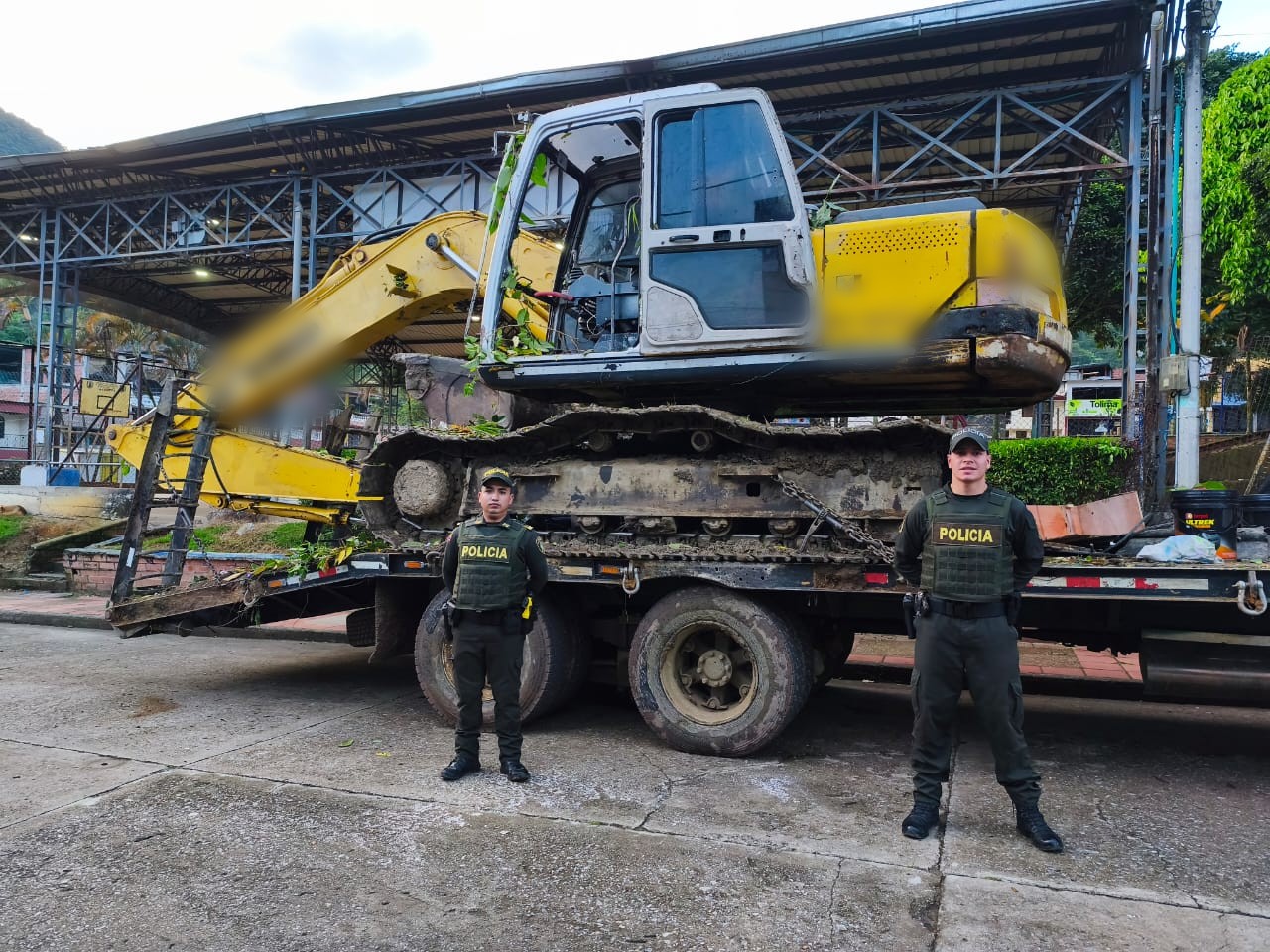 Policía incautó maquinaria amarilla que era transportada en Gaitania, Planadas 3