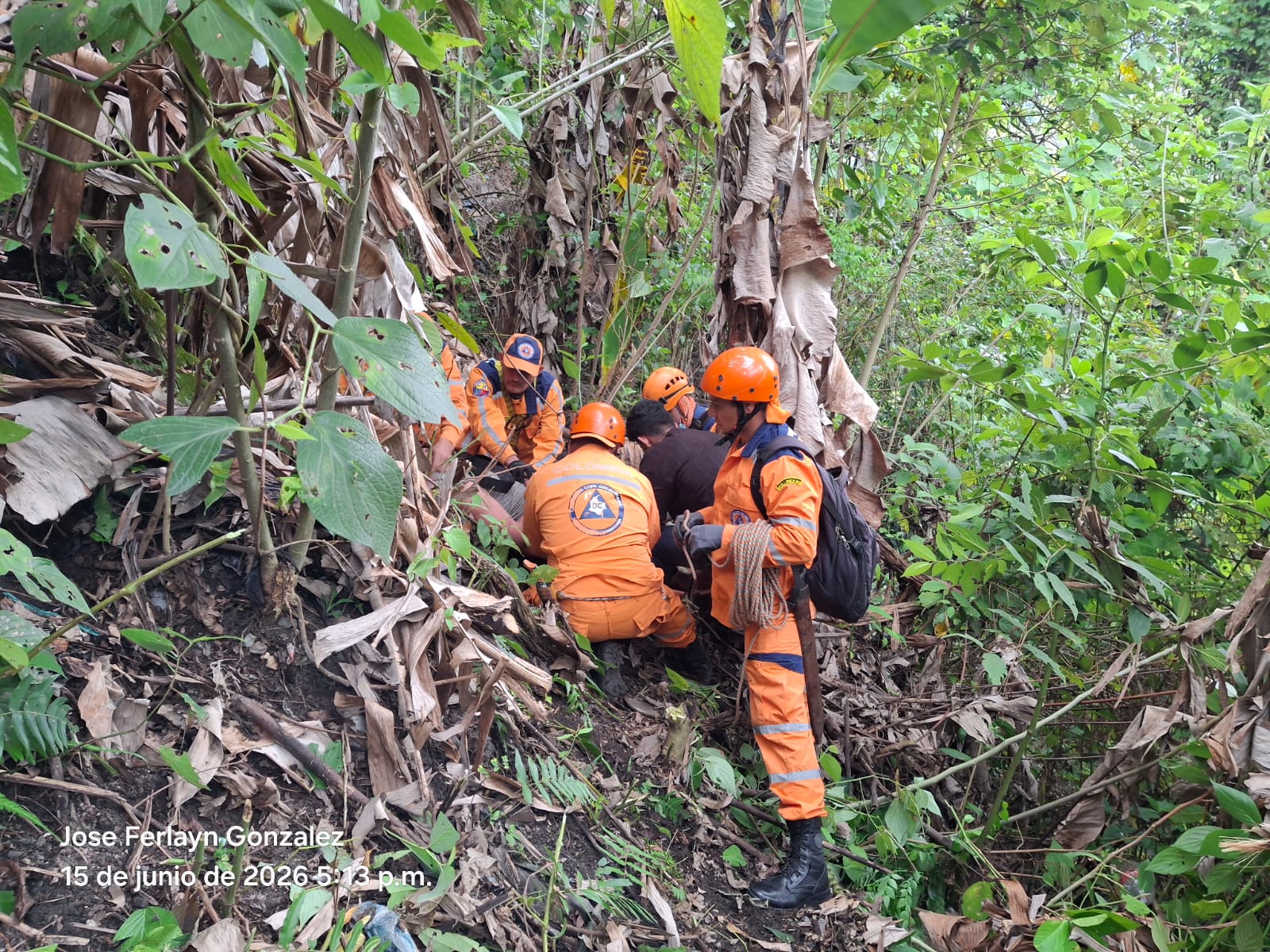 Rescatan a joven que cayó a un abismo de aproximadamente 20 metros en Cajamarca 3