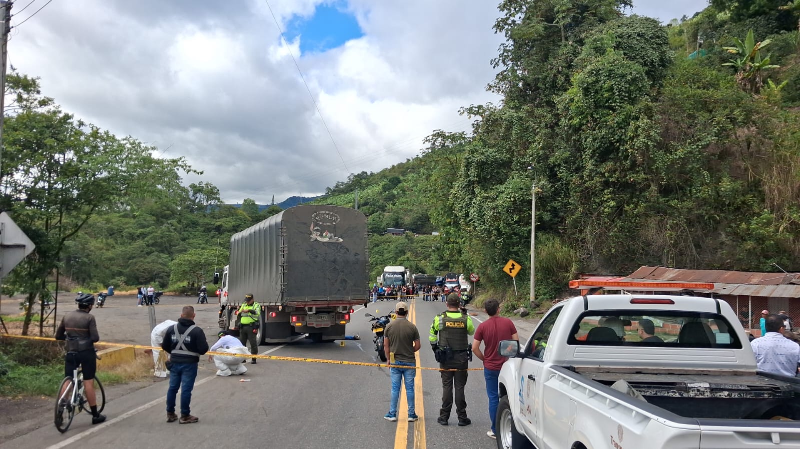 Trágico accidente vial deja un motociclista fallecido en la ruta Ibagué - Cajamarca 1
