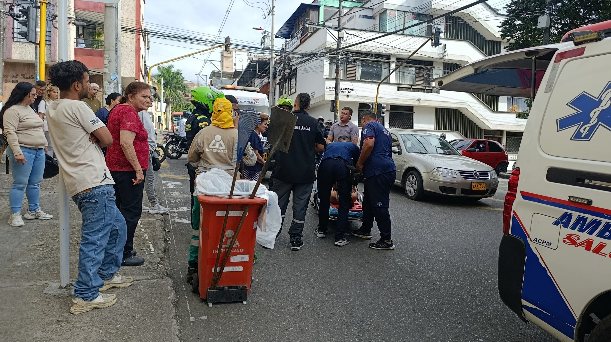 Mujer resultó herida al caer de una buseta en Ibagué; ciudadanos denuncian demora en la atención de una ambulancia 1