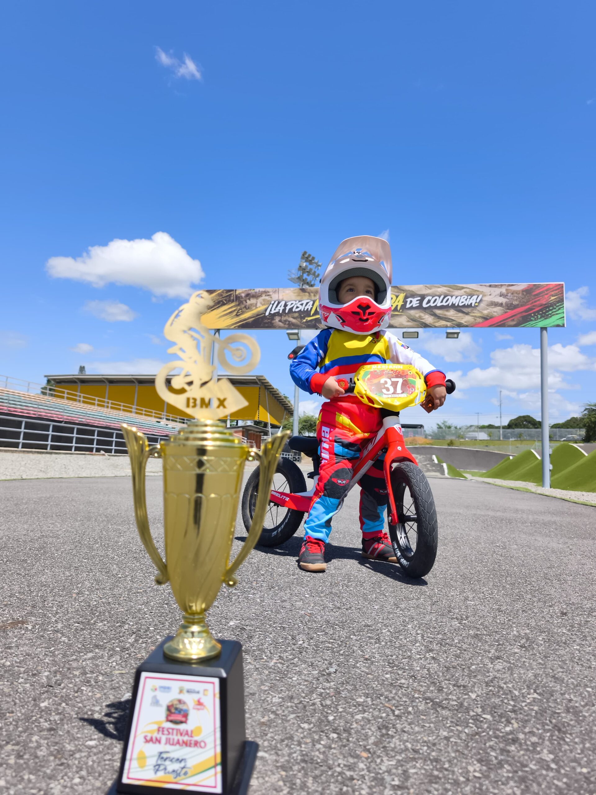 Con apenas dos años, Dominic Rivera ya pedalea hacia el éxito: el pequeño campeón que enamora al BMX colombiano 5