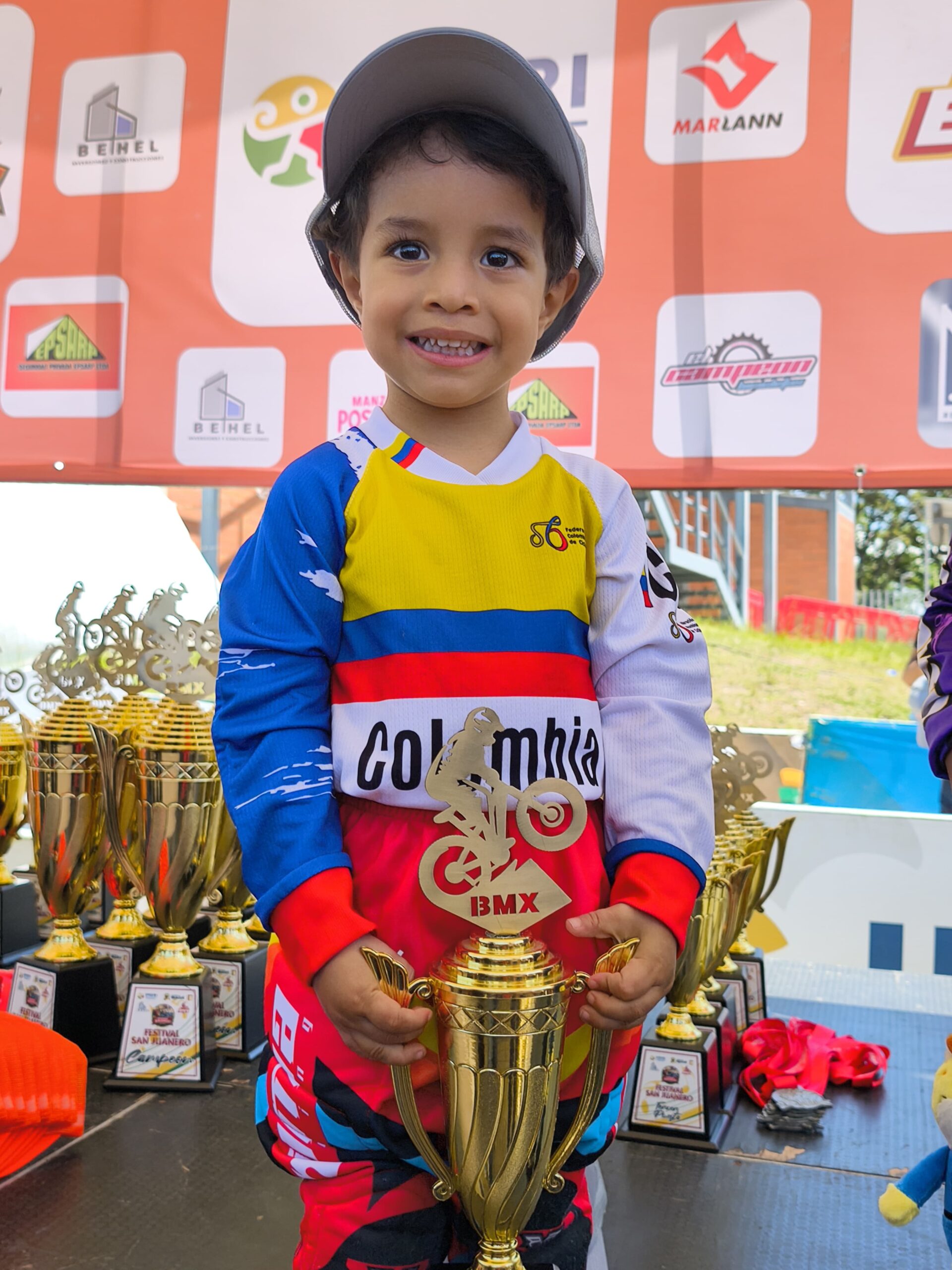 Con apenas dos años, Dominic Rivera ya pedalea hacia el éxito: el pequeño campeón que enamora al BMX colombiano 7