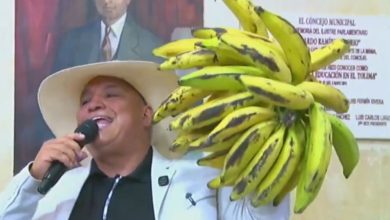El concejal Giovanni Martínez sorprende al Concejo de Ibagué con racimos de plátano para destacar al campo 7