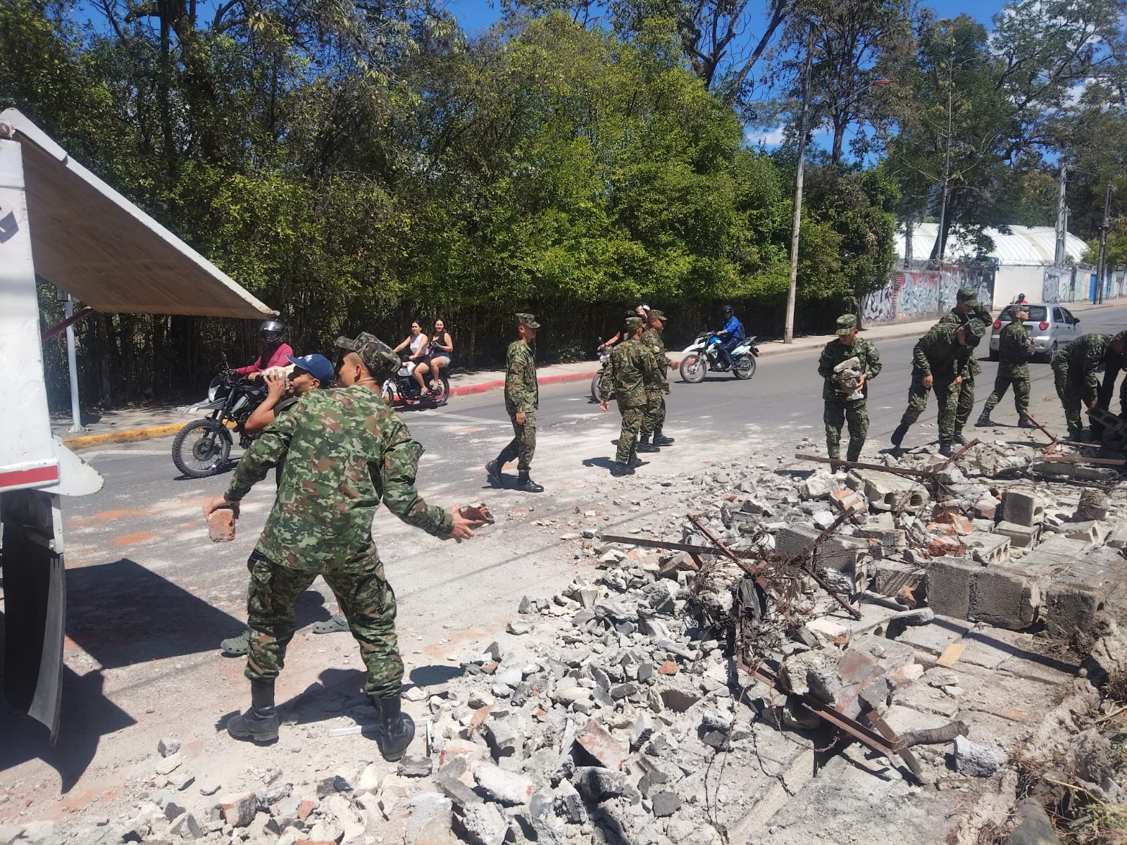 Alcaldía de Ibagué atiende reporte por caída de muro en la comuna 11 1