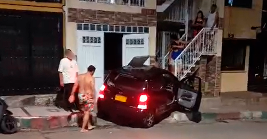 ¡De milagro no pasó a una tragedia! Carro a toda velocidad se estrelló contra una casa en El Topacio 1