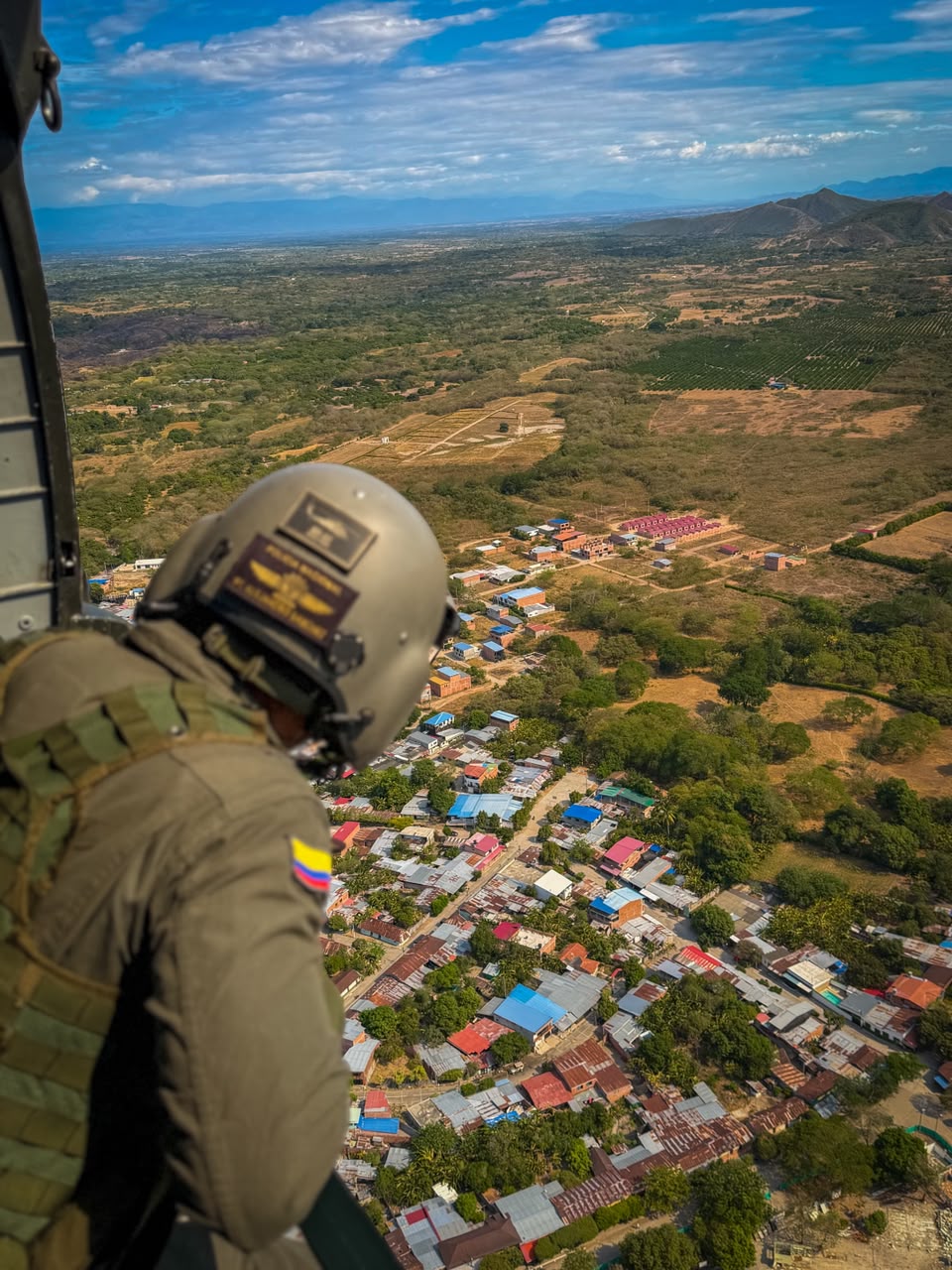 Por aire y tierra Policía Nacional de manera articulada con demás autoridades combate incendios forestales en el Tolima 1