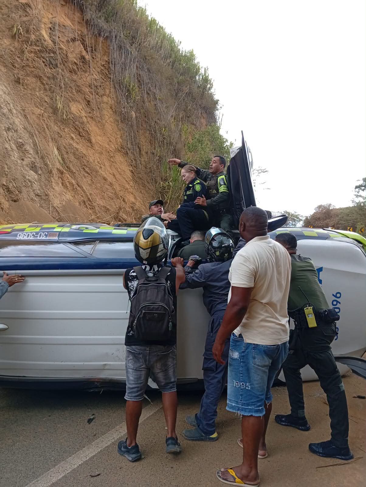 Accidente en la vía Cali–Buenaventura: comandante de la Policía Valle sufrió volcamiento cuando se dirigía a Buenaventura 1