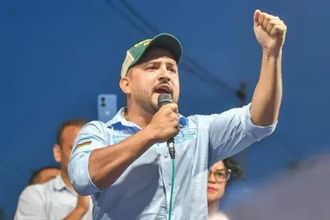 Alcalde de Coello responde por video de carro de Bomberos que aparece arrojando agua en medio de las fiestas 1
