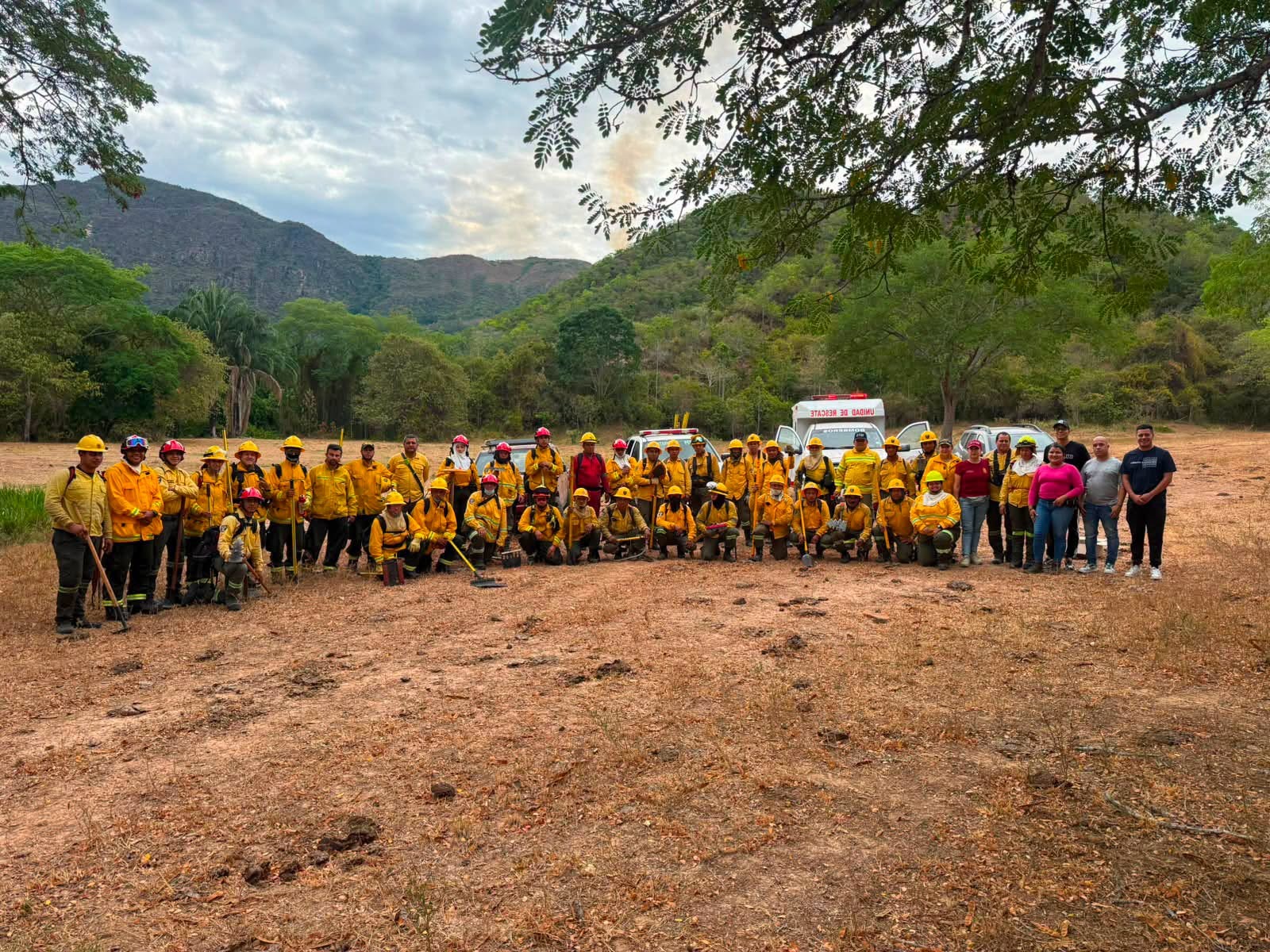 60 bomberos combaten incendio en el Cerro Las Mercedes, en límites entre Carmen de Apicalá y Suárez 3