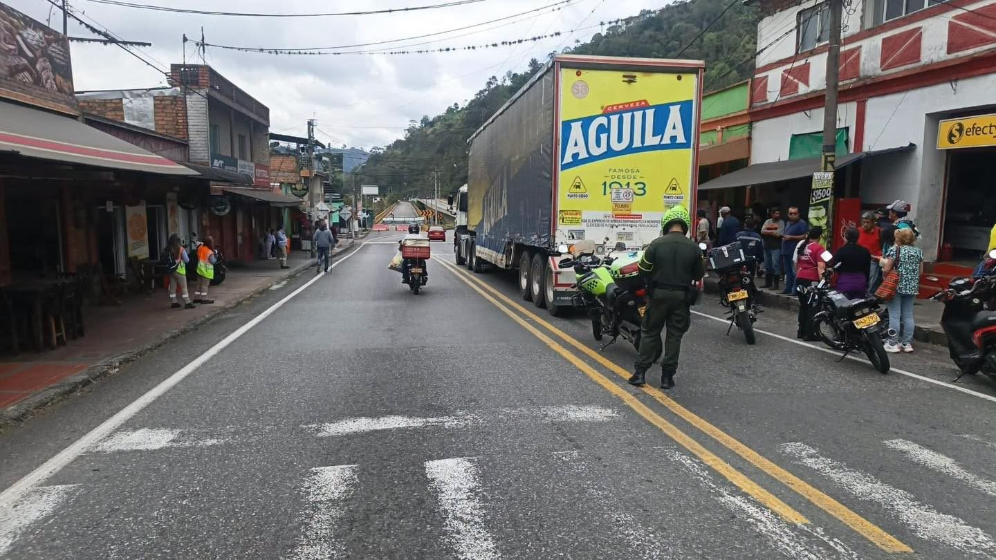 Tragedia en Cajamarca: motociclista muere arrollado por una tractomula cerca al puente 1