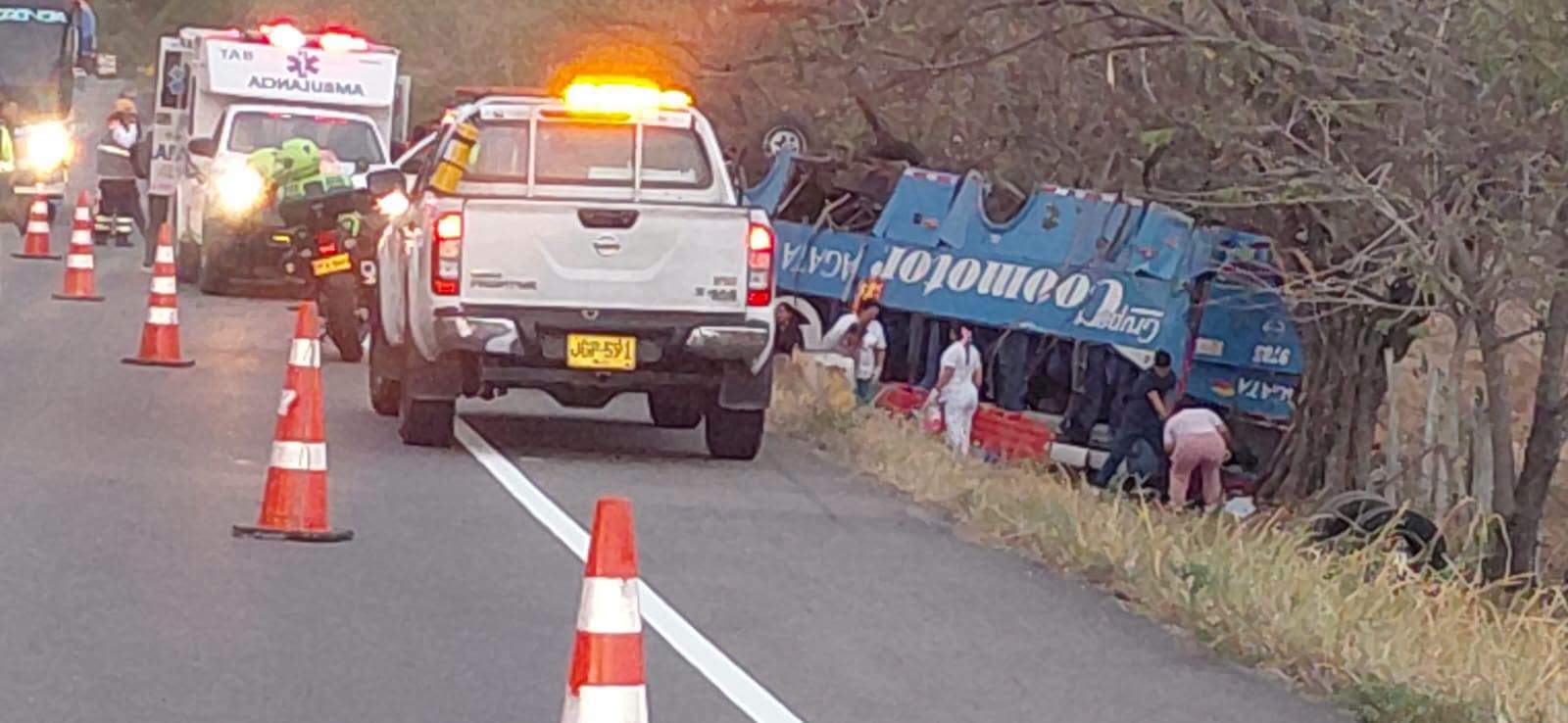 Dos muertos, entre ellos un menor de edad, deja volcamiento de bus de Coomotor en la vía Saldaña–Castilla 1