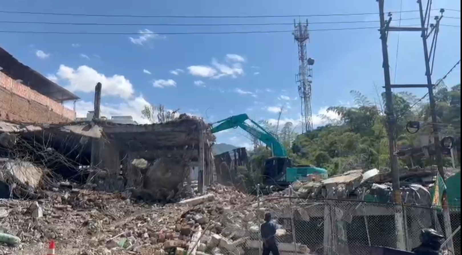 Adiós a las ruinas del terror: Inician demolición de edificación quemada en la calle 19 1