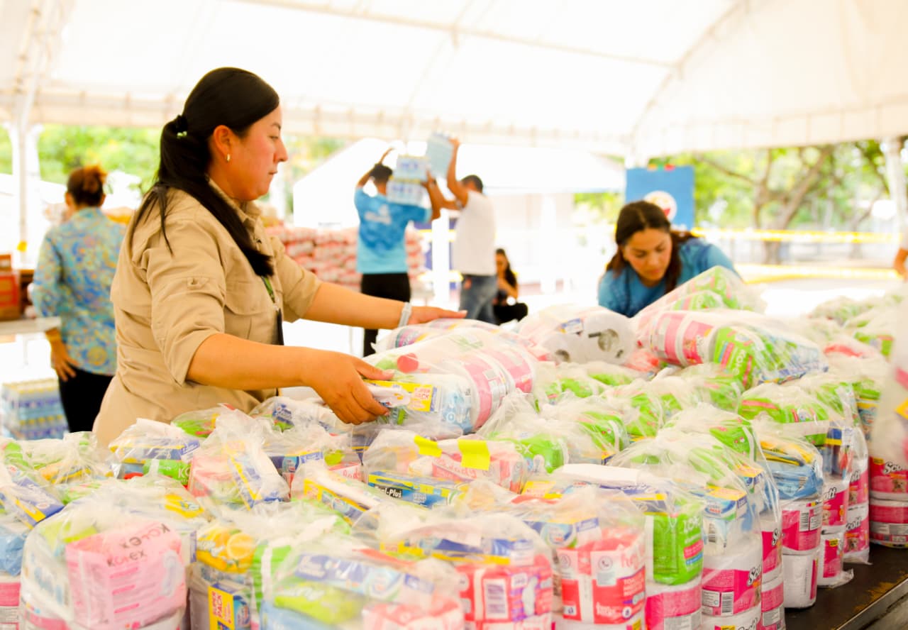 ¡Ibagué se vuelca con las víctimas del terremoto! Primer vuelo con ayudas humanitarias llegó a Pereira 4