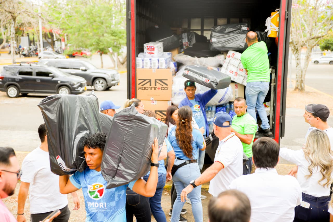 ¡Ibagué se vuelca con las víctimas del terremoto! Primer vuelo con ayudas humanitarias llegó a Pereira 3