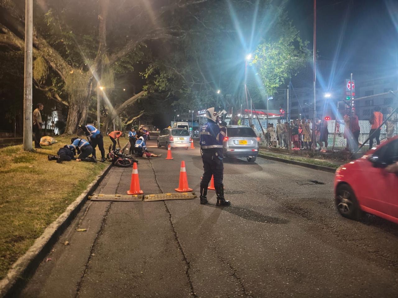 Agente de tránsito y un motociclista resultaron heridos en un control vial 1