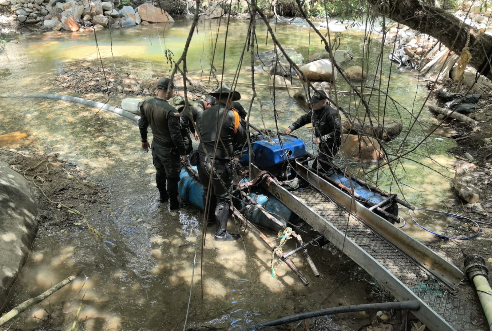Cortolima, Policía y Ejército frenan extracción ilegal de oro que afectaba el río Medina en Mariquita 5