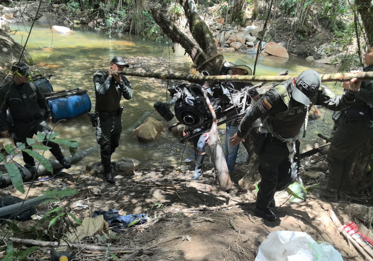 Cortolima, Policía y Ejército frenan extracción ilegal de oro que afectaba el río Medina en Mariquita 1