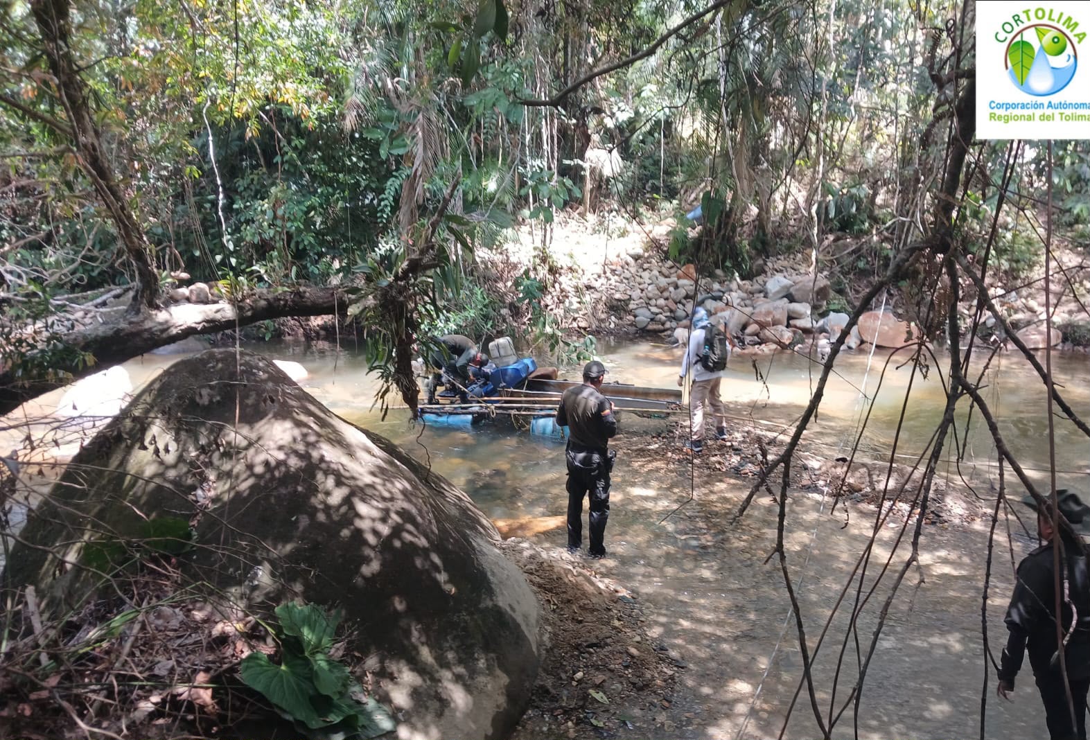Cortolima, Policía y Ejército frenan extracción ilegal de oro que afectaba el río Medina en Mariquita 4