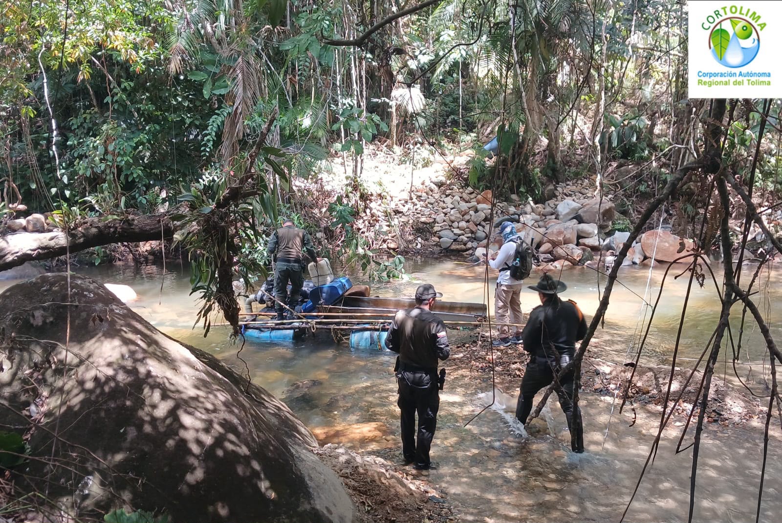 Cortolima, Policía y Ejército frenan extracción ilegal de oro que afectaba el río Medina en Mariquita 3