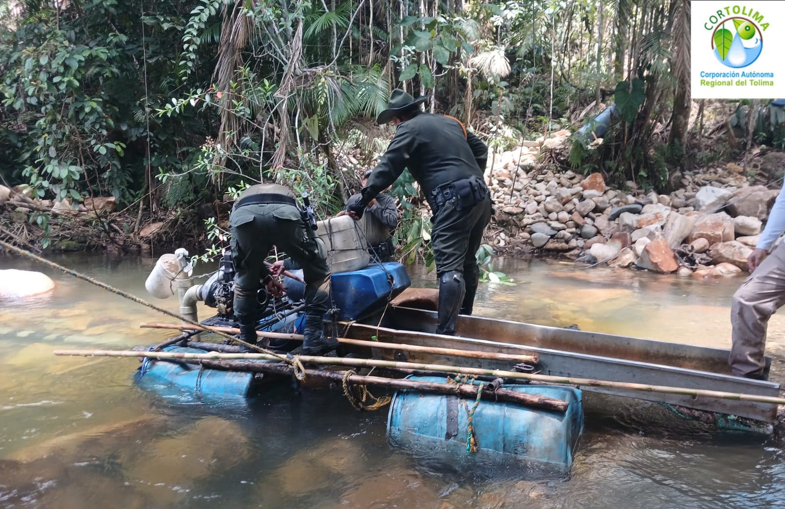 Cortolima, Policía y Ejército frenan extracción ilegal de oro que afectaba el río Medina en Mariquita 2