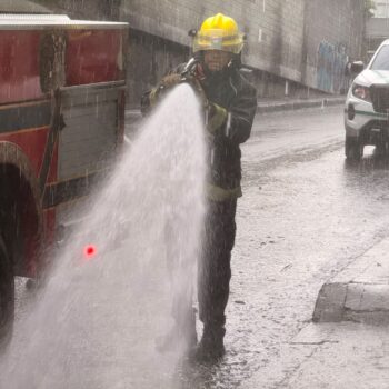 Bomberos de Ibagué se sumaron a la jornada de limpieza y recuperación en la Plaza de La 21 2