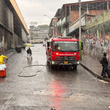 Bomberos de Ibagué se sumaron a la jornada de limpieza y recuperación en la Plaza de La 21 5