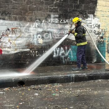 Bomberos de Ibagué se sumaron a la jornada de limpieza y recuperación en la Plaza de La 21 4
