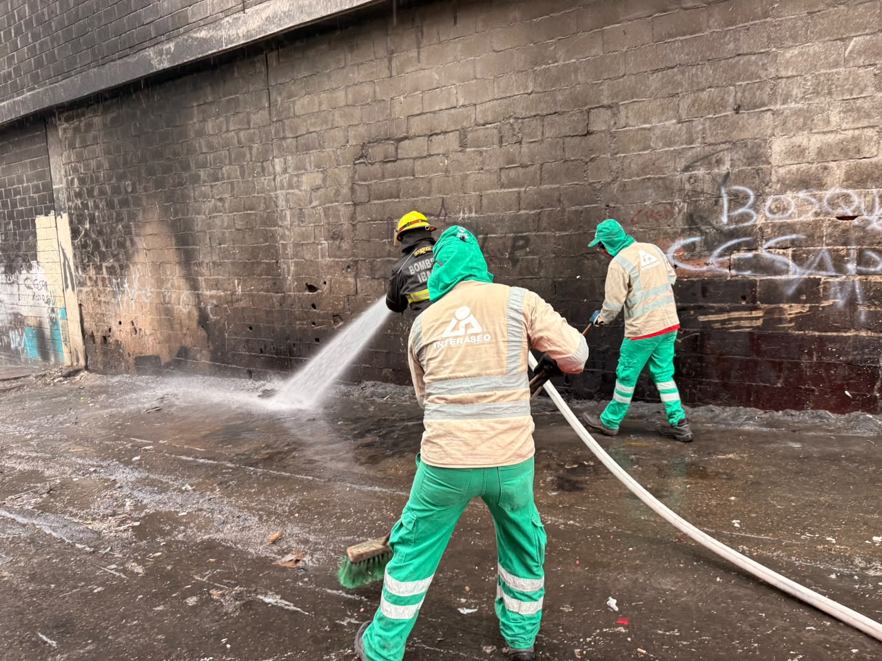 Bomberos de Ibagué se sumaron a la jornada de limpieza y recuperación en la Plaza de La 21 1