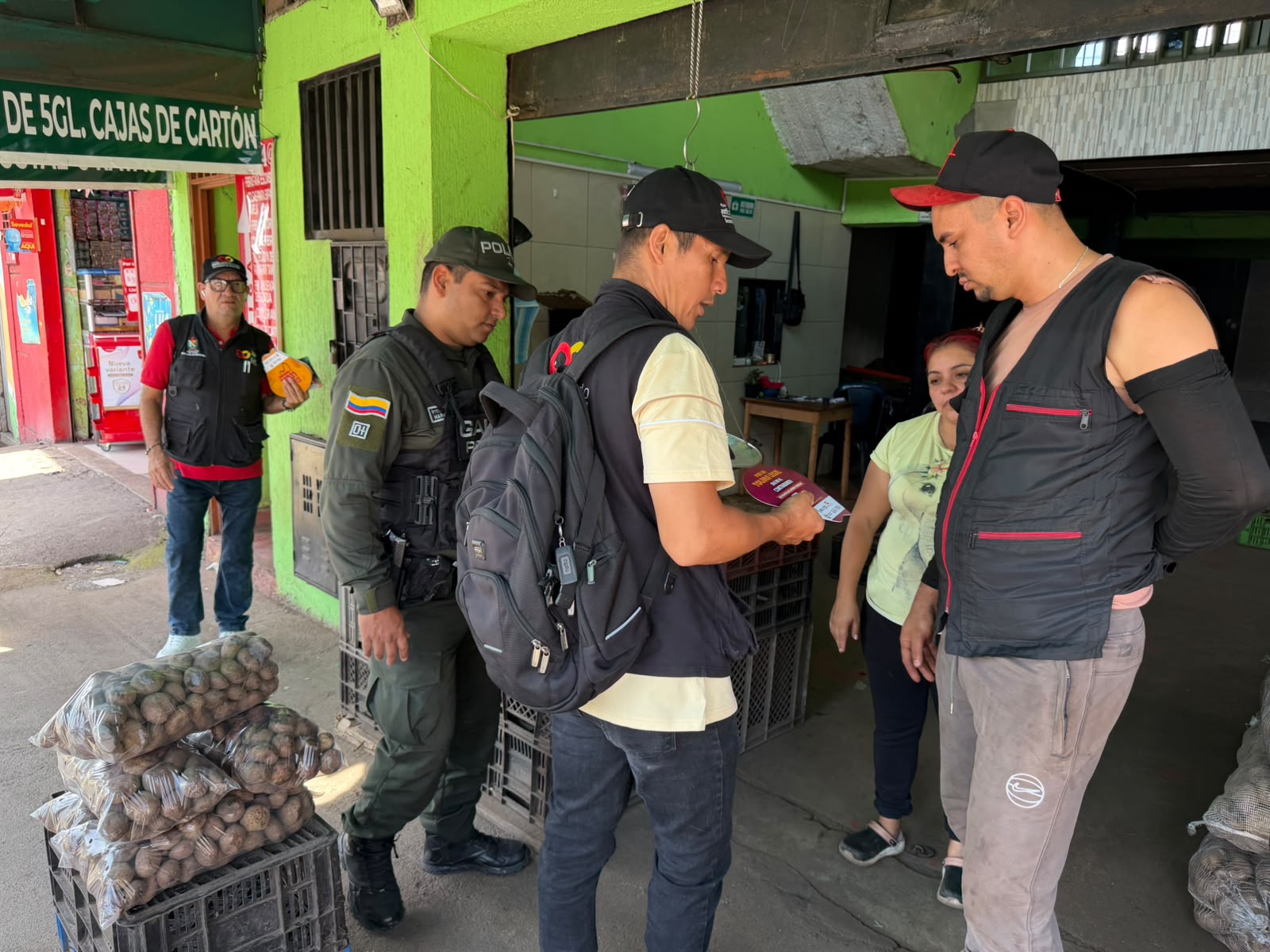 GOAT, GAULA y Policía llegaron a la Plaza La 21 para combatir el contrabando y la extorsión 7