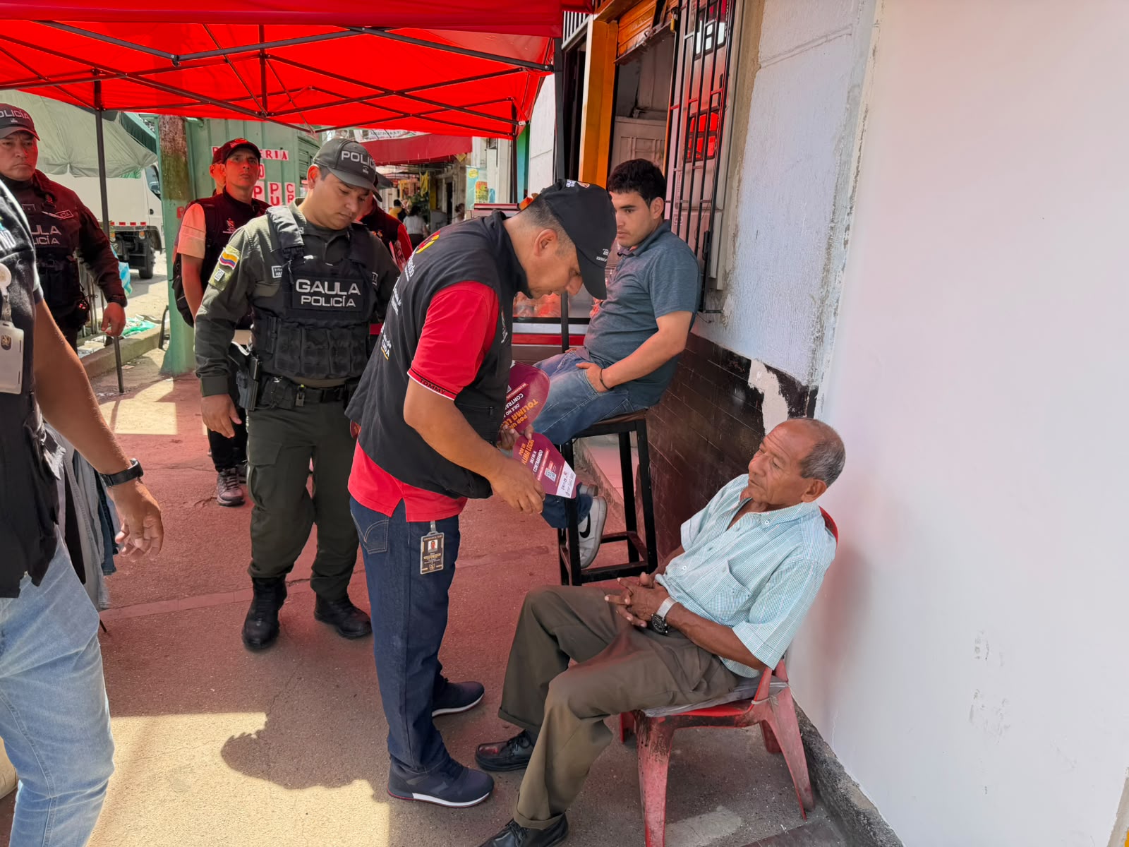 GOAT, GAULA y Policía llegaron a la Plaza La 21 para combatir el contrabando y la extorsión 2