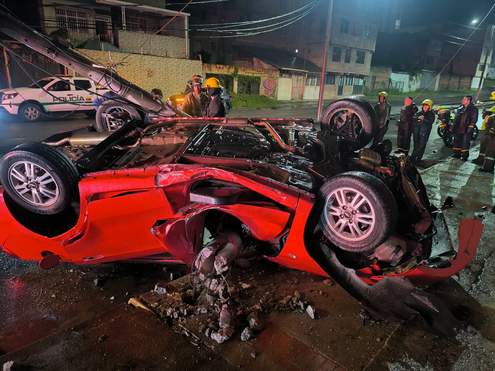 ¡Brutal choque en la avenida Fantasma de Ibagué! Dos jóvenes heridos y un carro destruido 1