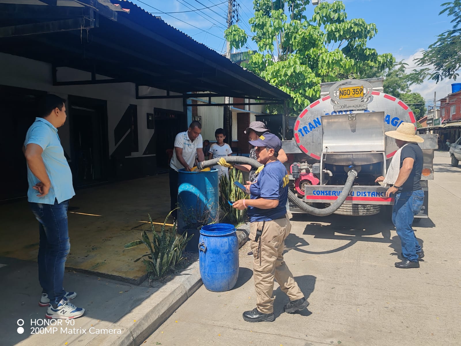 Dos carrotanques abastecen de agua a Alvarado por afectación del acueducto 1
